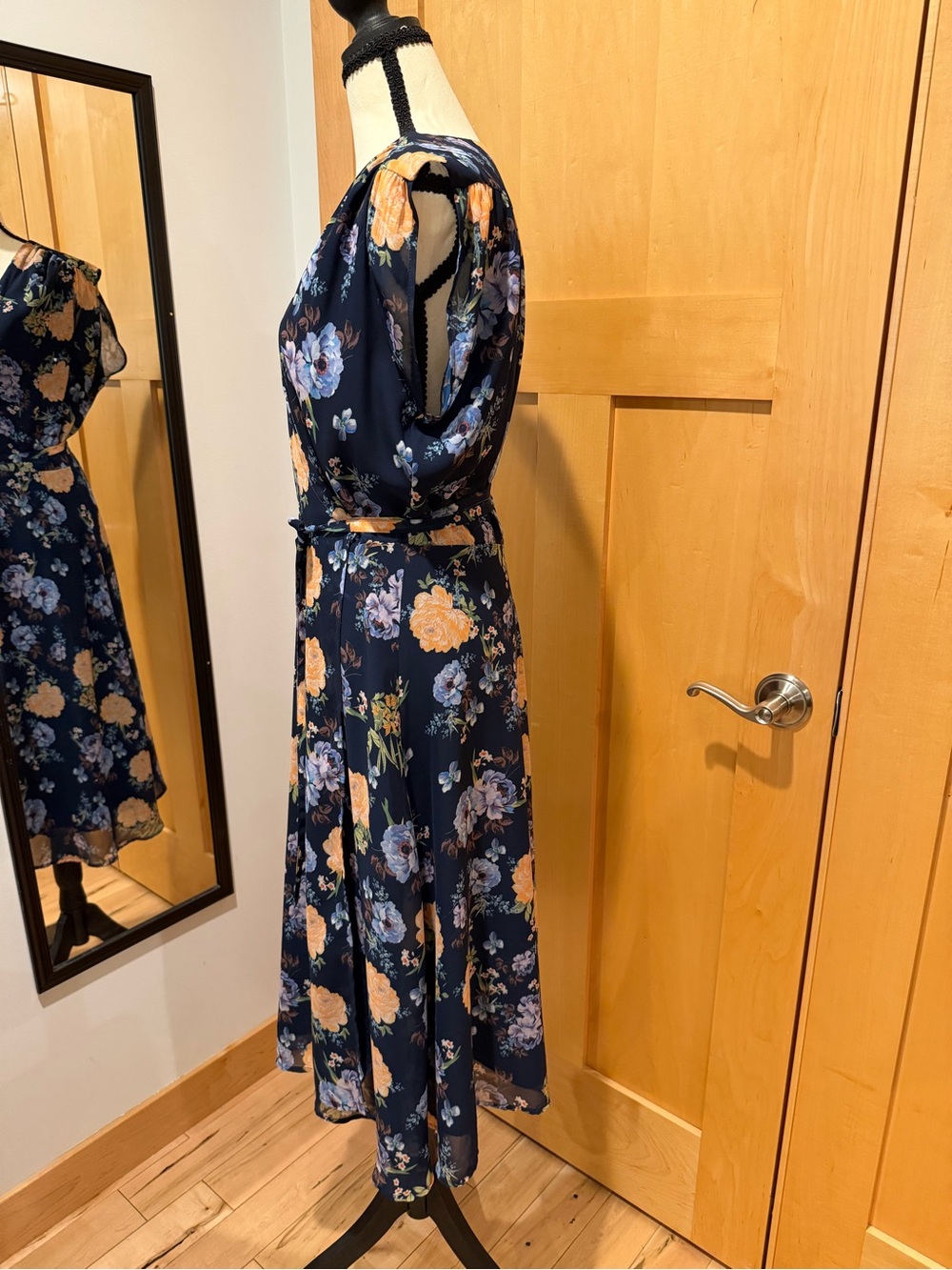 Yumi Kim Floral V-Neck Midi Dress in Navy with Peach Blooms - Picture 4 of 15